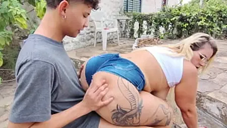 Madrasta e Enteado, Numa piscina p&uacute_blica enteado coloca as duas m&atilde_os dentro do cu dela fisting A madrasta safada adoro