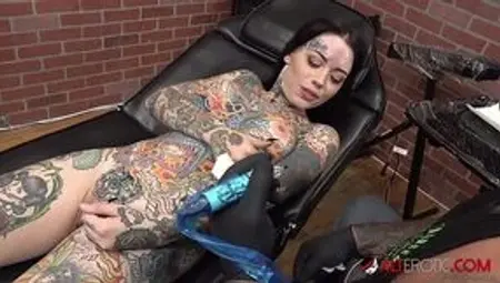 Completely naked inked babe Tiger Lilly gets a forehead tattoo
