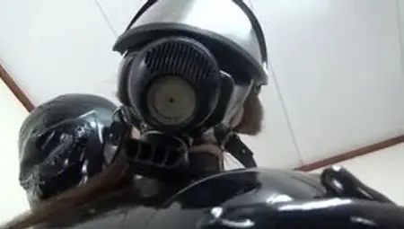 Slurp under rubber: Brunette in Latex Catsuit Blows in Gas Mask