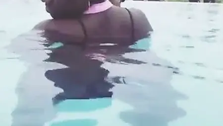 LOyal trini bounces her large ebony butt below water