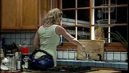 Young super sexy blonde was seduced my elder carpet muncher on the kitchen