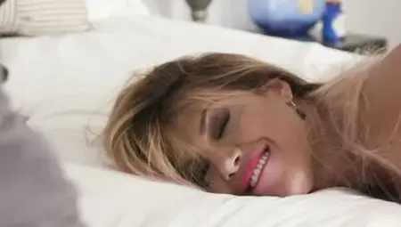 Slutty MILF Mercedes Carrera moans while Damon Dice fucks her