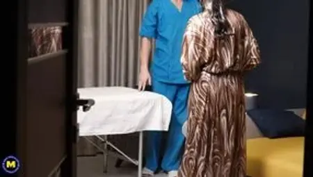 Mature mom gets massage with happy ending