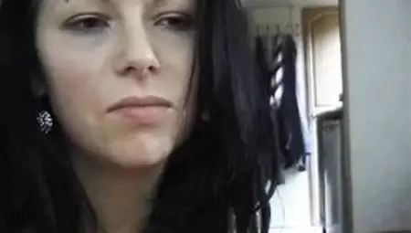 I film with the phone the brunette Elisabeth an