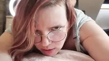 Stepson screws his stepmom's butt during the time that this babe folds her laundry