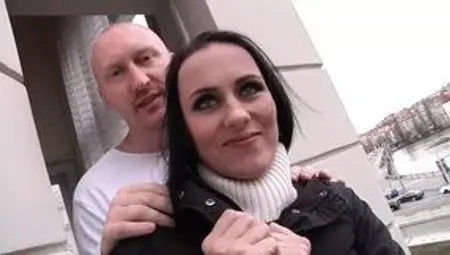sinnliche brunette schlampe nimmt es mit zwei schwanzen auf
