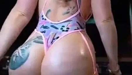 amateur little izzi flashing ass on live webcam