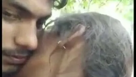 Jija Sali &ndash; kissing and romance in jungle
