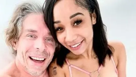 Ebony with round bottom Alicia Reign likes intensive dick-riding