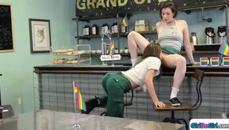 Barista serves free piss hole to customers n they eat n facesit