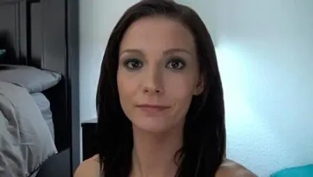 Towarzyska mama słucha swojego troskliwego partnera