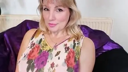 Hot British housewife shows off her great rack