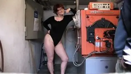German MILF fucks a mechanic spontaneously in the basement