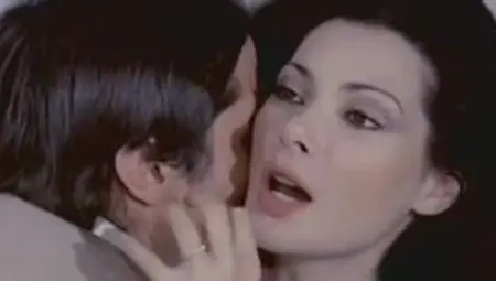 Edwige Fenech - La signora gioca bene a scopa (1974)