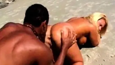 Pamela Butt and William Carioca doing it nasty on the beach