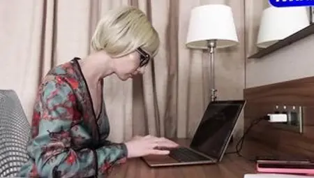 Мачеха попросила помочь с Mac и отблагодарила пасынка своими горячими дырками.