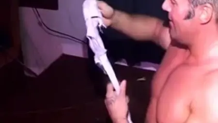 Partouze avec un stripper dans une boite de nuit