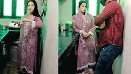 Eid ke din sebai dene ke bahane chachi ko pel diya