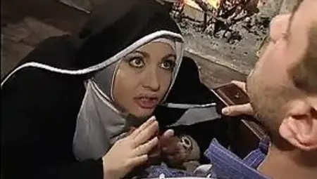 Jessica Rizzo in La monaca di Monza scene 04