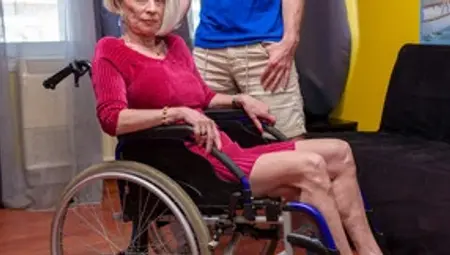 Chiropractor fucks grandma Eva Delage's mature cunt