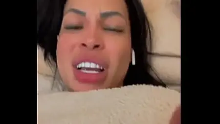 Mami Jordan desacata encuera enseña el culo y toto en live de Instagram
