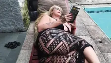 Stepmother Seduces Her Boyfriend with Her Huge Ass in Front of His Friend