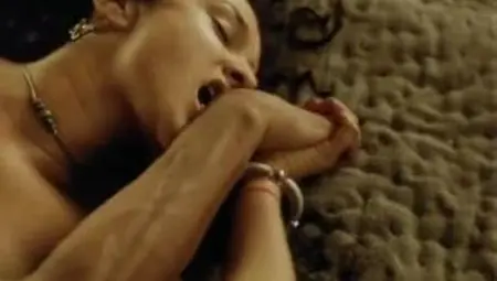 Indira Varma,Sarita Choudhury in Kama Sutra: A Tale Of Love (1996)