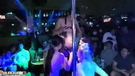 Doy un performance en Oaxaca y un fan se puso a gritarnos