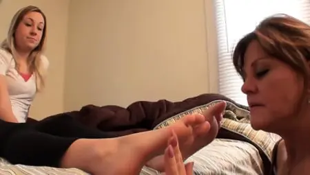Southern Girl Worships Southern Feet