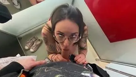 Amateur couple fucking in the fitting room