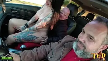 Bruno Diferente entra na carona e tem uma supresa com a mais desejada estrela porn&ocirc_ Elisa Sanches