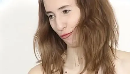 Bombshell dark haired studentin fickt vibrator vor der kamera