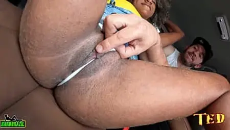 Mulata carioca Thais Gomes apronta e chupa os peitos de uma mulher na rua durante a carona