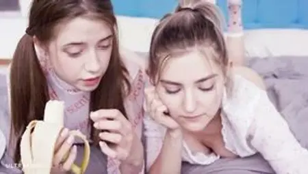 Young beauties Eva Elfie and Leah Maus love eating pussy