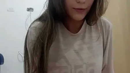 Mi timida hermanastra quiere ser gimnasta y le ayudo d&aacute_ndole la mejor follada de su vida.