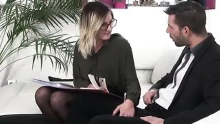 Elle Se Fait Défoncer Par Son Prof De Français Dans Le Canapé De Ses Parent et Se Fait Gicler Dessus