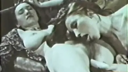 Lesbian Peepshow Loops 631 70&#039;s and 80&#039;s - Scene 4