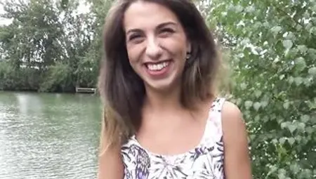 megane 22 ans ,une bombe atomique me suce la bite au bord de la riviere