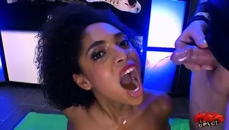 Luna Corazon -  Devot Sperma Und Pisse