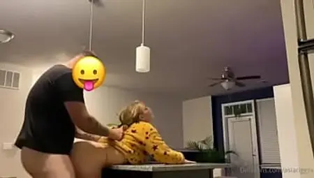 Asia Riggs es muy puta y la follan en la cocina