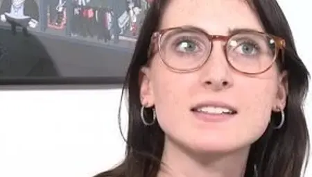 20-jiahrige Lia aus Magdeburg masturbiert mit Analplug - Solo nerd brunette girl in eyeglasses