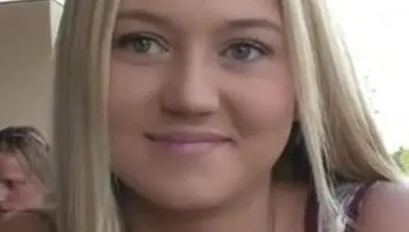 Alison neckt erneut. Draußen